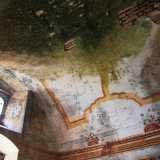 Il luogo sacro fu allestito nel 1687 e dedicato a san Francesco di Paola. Il rossiccio delle decorazioni risalta ancora a distanza di secoli, malgrado l'avanzata inesorabile della muffa sul soffitto